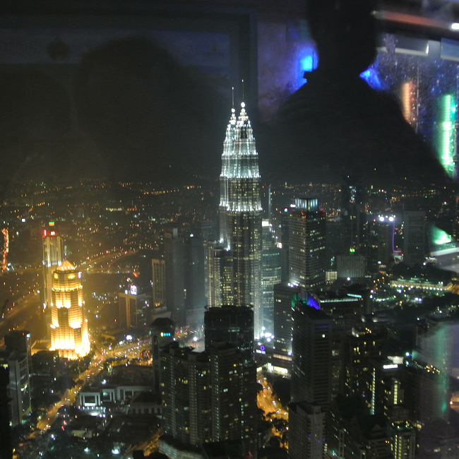 Les tours Petronas vues de la KL tower à Kuala Lumpur