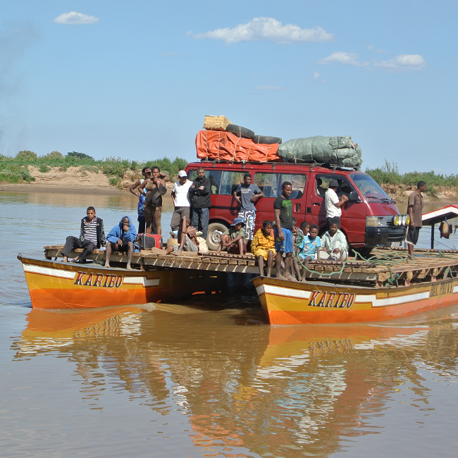 Traversée du fleuve Tsiribihina vers la ville de Belo
