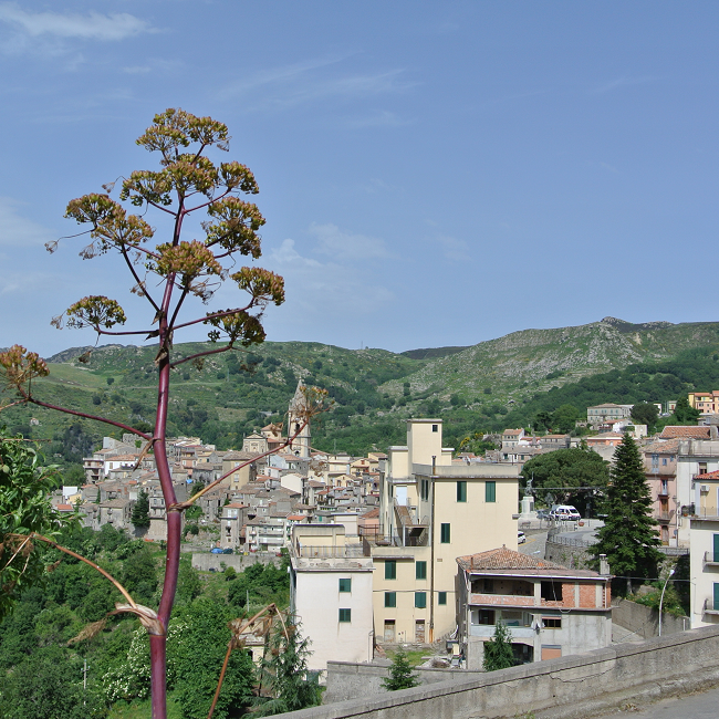 Village dans la montagne vers Novara Di Sicilia